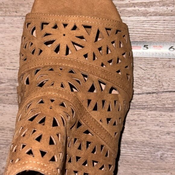 Torrid Tan Faux Suede Laser Cut Wedge Shootie (11 WW)new - Picture 7 of 7
